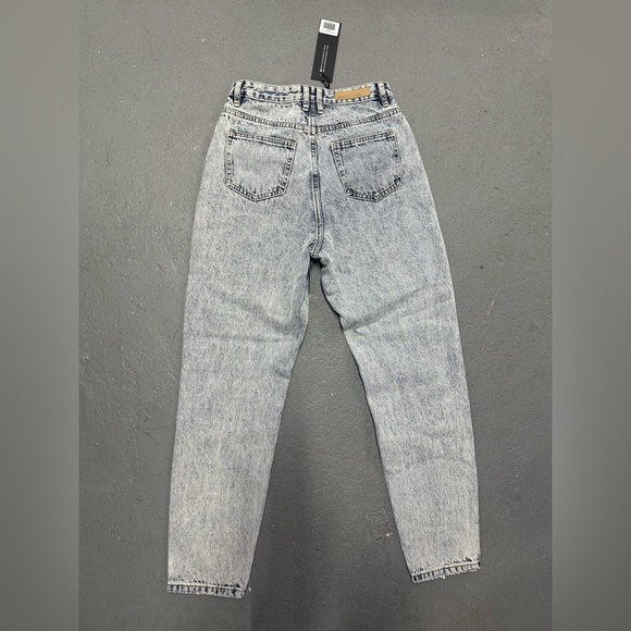 White Fox Boutique’s straight-legged denim jean. Small (size 4) NEW NEVER WORN - Picture 2 of 3